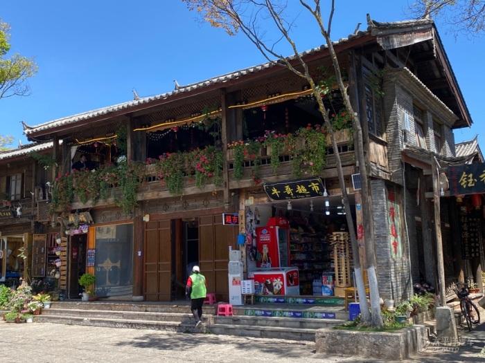 阿克塞汇东新能源项目定日镜全部安装完成，总镜场面积达58万平方米